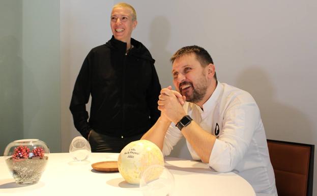 Imagen principal - Juanjo Losada y Yolanda Rojo, propietarios de Restaurante Pablo, junto a su nuevo premio; abajo a la derecha, el galardón de Michelín y de Repsol.