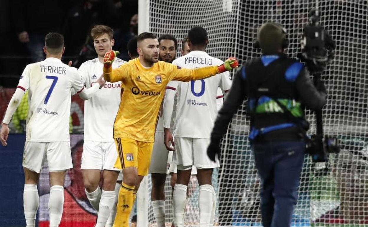 Los jugadores del Olympique de Lyon celebran la victoria ante la Juventus. 