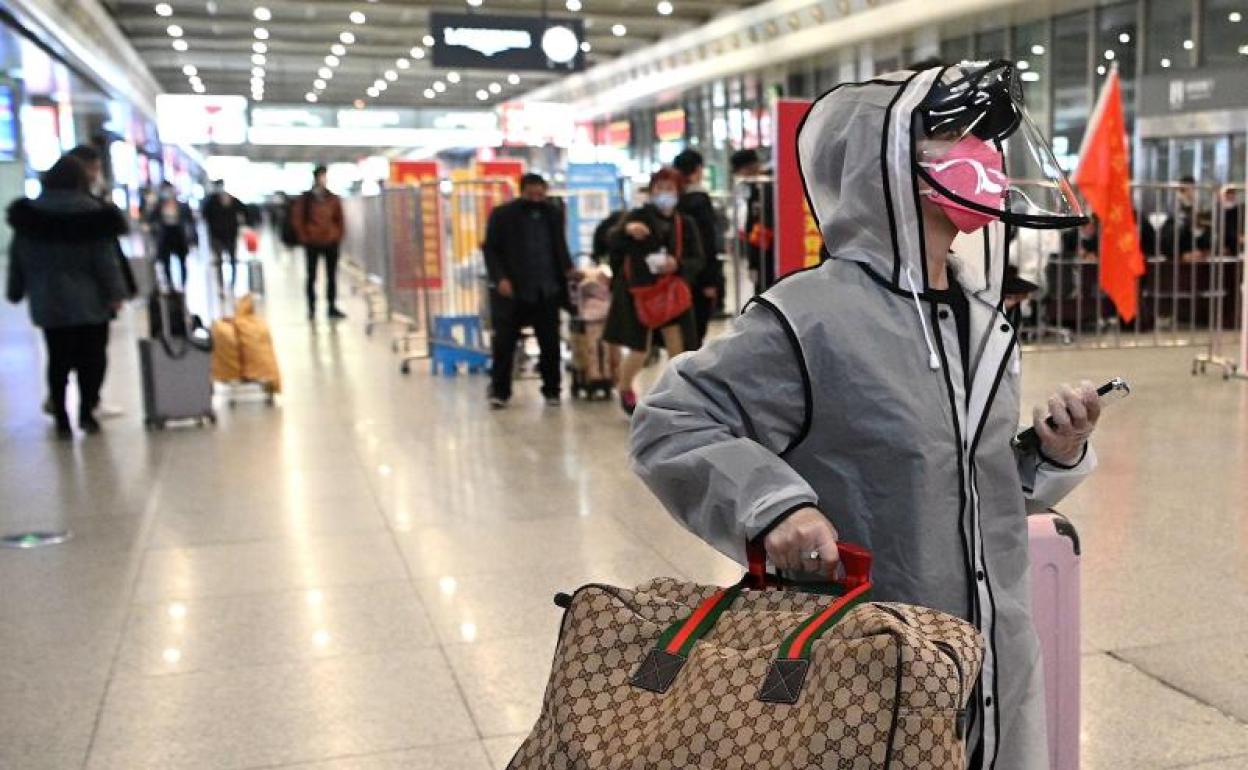 Los viajeros utilizan máscaras en la estación del tren de Shanghái.