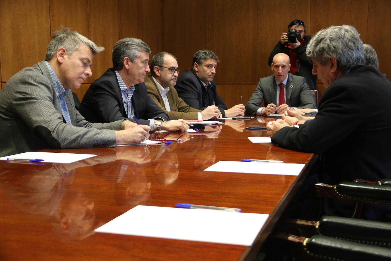 Fotos: Reunión previa a la Mesa por León