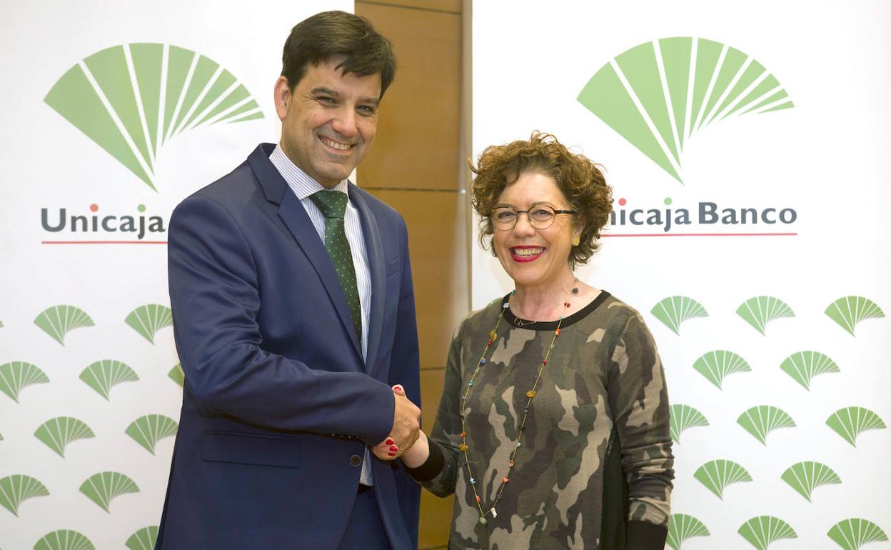 Unicaja Banco renueva su convenio con el Colegio de Ópticos Optometristas de Castilla y León. Manuel Rubio, Director Territorial de Unicaja Banco, e Inmaculada Aparicio, Decana del Colegio de Ópticos Optometristas de la región, firman el convenio.