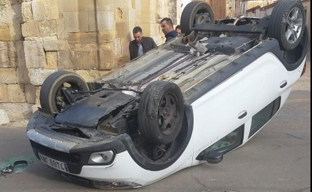 Imagen del vehículo accidentado en Sahagún.