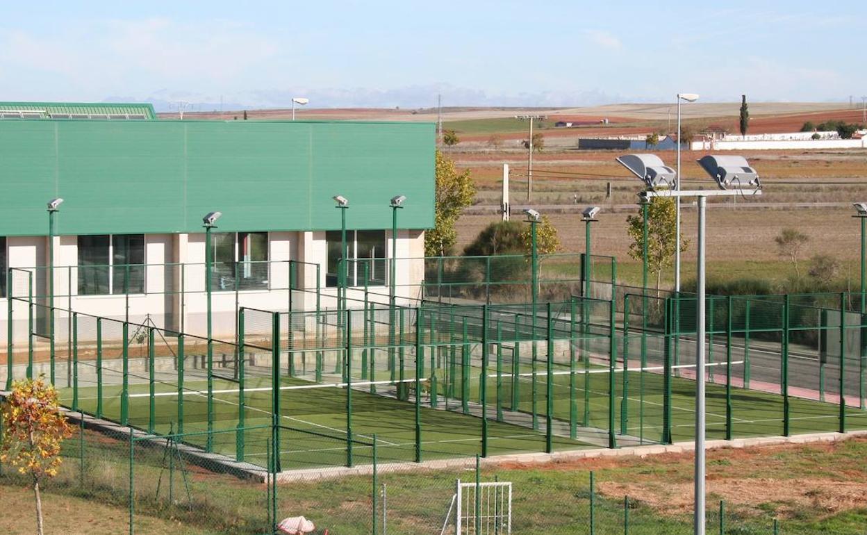 Disfrutarán de descuentos y bonos en las pistas de pádel del Ayuntamiento de Valencia de Don Juan 