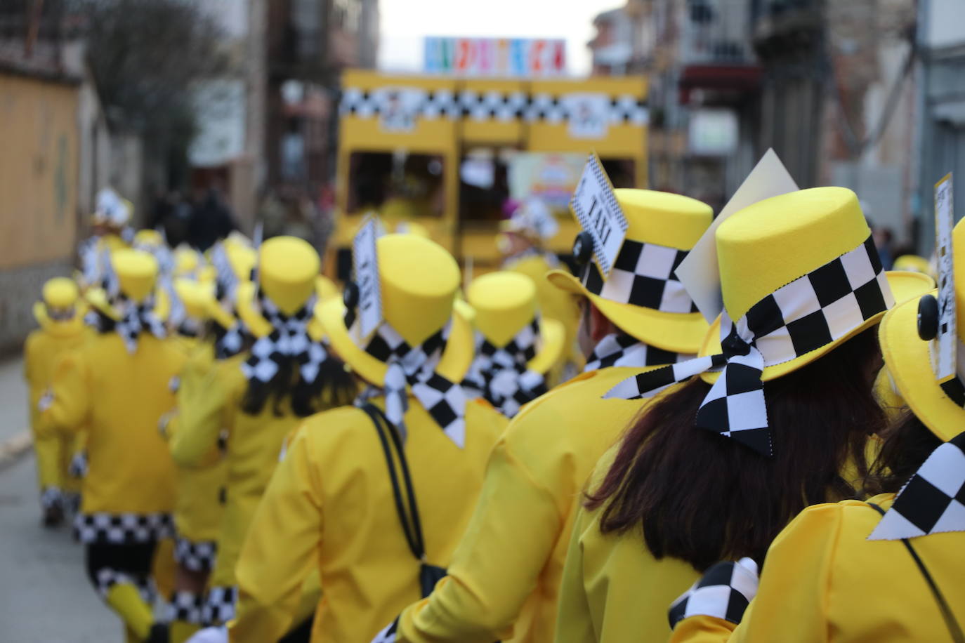 Miles de personas han salido a las calles en este segundo día de festejos para seguir la comitiva de la tradicional cabalgata, en un gran desfile que demuestra que sobran razones para lograr la Declaración de Interés Turístico Regional del Carnaval de Astorga.