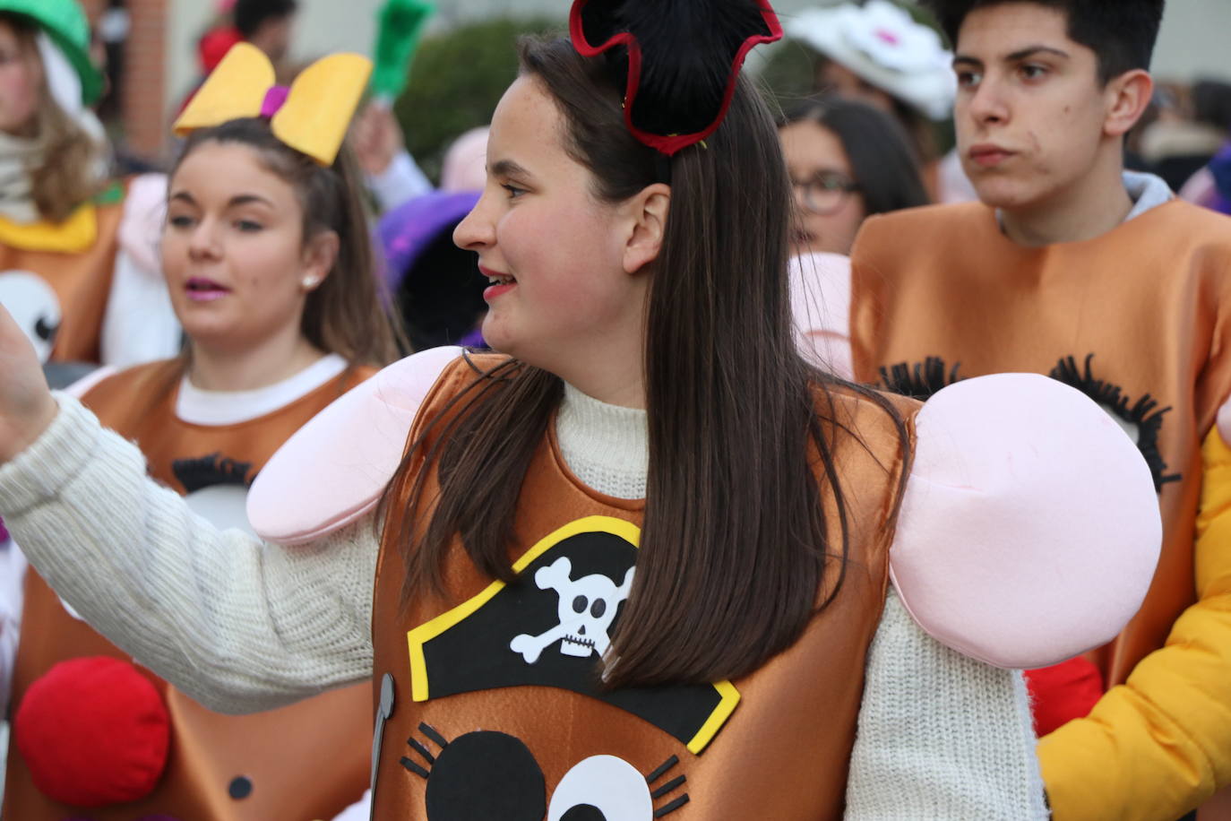 Miles de personas han salido a las calles en este segundo día de festejos para seguir la comitiva de la tradicional cabalgata, en un gran desfile que demuestra que sobran razones para lograr la Declaración de Interés Turístico Regional del Carnaval de Astorga.