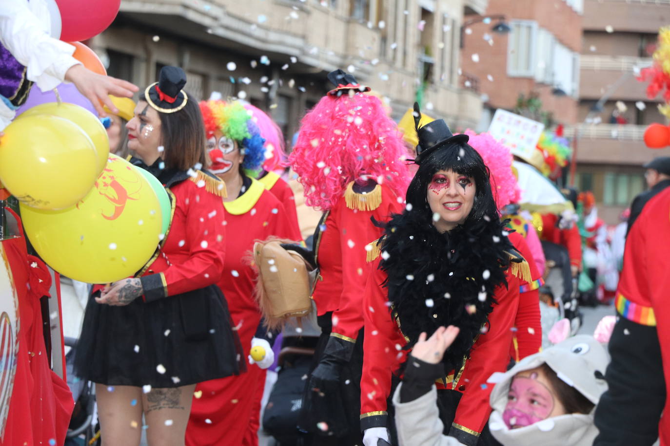 Miles de personas han salido a las calles en este segundo día de festejos para seguir la comitiva de la tradicional cabalgata, en un gran desfile que demuestra que sobran razones para lograr la Declaración de Interés Turístico Regional del Carnaval de Astorga.