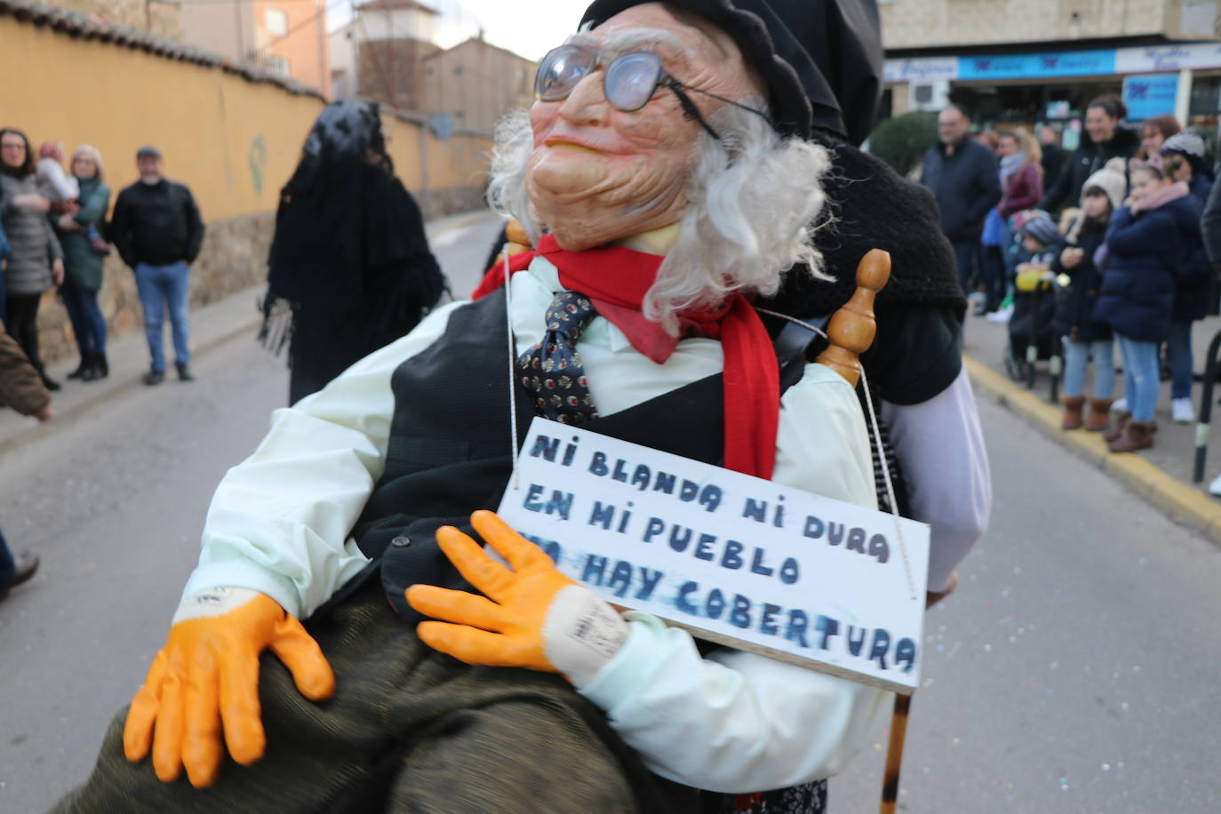 Miles de personas han salido a las calles en este segundo día de festejos para seguir la comitiva de la tradicional cabalgata, en un gran desfile que demuestra que sobran razones para lograr la Declaración de Interés Turístico Regional del Carnaval de Astorga.