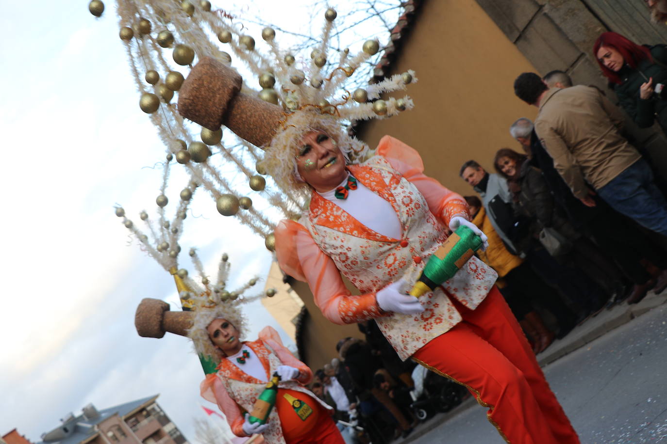 Miles de personas han salido a las calles en este segundo día de festejos para seguir la comitiva de la tradicional cabalgata, en un gran desfile que demuestra que sobran razones para lograr la Declaración de Interés Turístico Regional del Carnaval de Astorga.