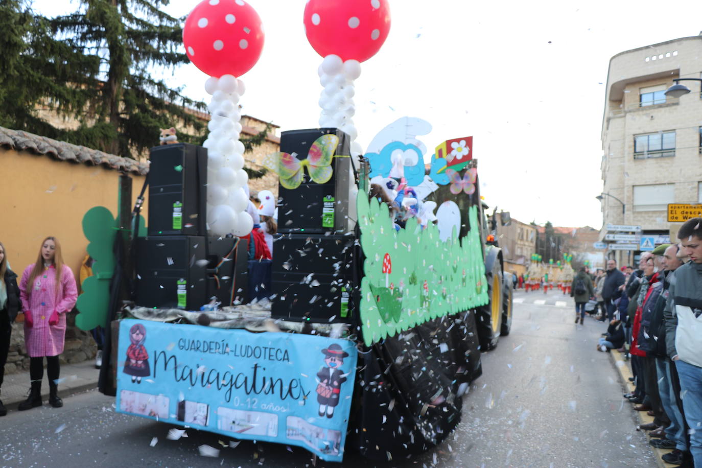 Miles de personas han salido a las calles en este segundo día de festejos para seguir la comitiva de la tradicional cabalgata, en un gran desfile que demuestra que sobran razones para lograr la Declaración de Interés Turístico Regional del Carnaval de Astorga.