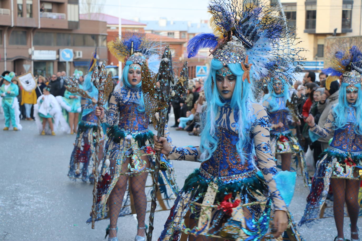 Miles de personas han salido a las calles en este segundo día de festejos para seguir la comitiva de la tradicional cabalgata, en un gran desfile que demuestra que sobran razones para lograr la Declaración de Interés Turístico Regional del Carnaval de Astorga.