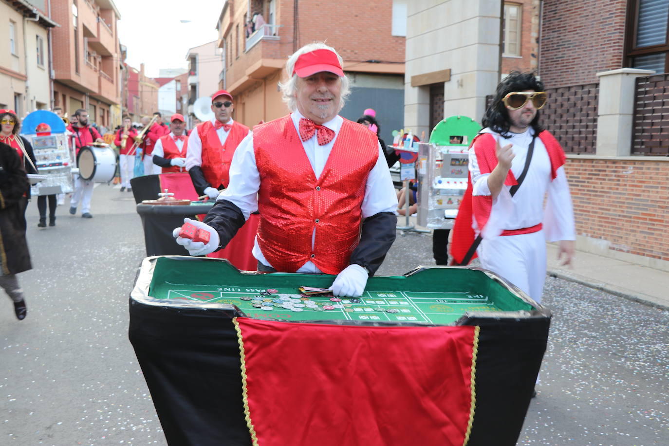 Miles de personas han salido a las calles en este segundo día de festejos para seguir la comitiva de la tradicional cabalgata, en un gran desfile que demuestra que sobran razones para lograr la Declaración de Interés Turístico Regional del Carnaval de Astorga.