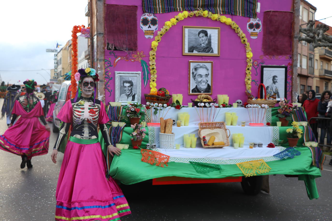 Miles de personas han salido a las calles en este segundo día de festejos para seguir la comitiva de la tradicional cabalgata, en un gran desfile que demuestra que sobran razones para lograr la Declaración de Interés Turístico Regional del Carnaval de Astorga.