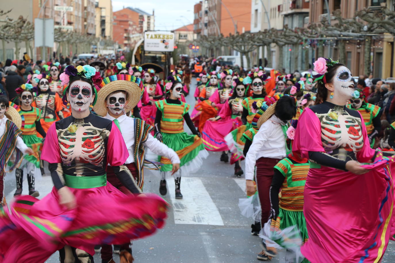 Miles de personas han salido a las calles en este segundo día de festejos para seguir la comitiva de la tradicional cabalgata, en un gran desfile que demuestra que sobran razones para lograr la Declaración de Interés Turístico Regional del Carnaval de Astorga.