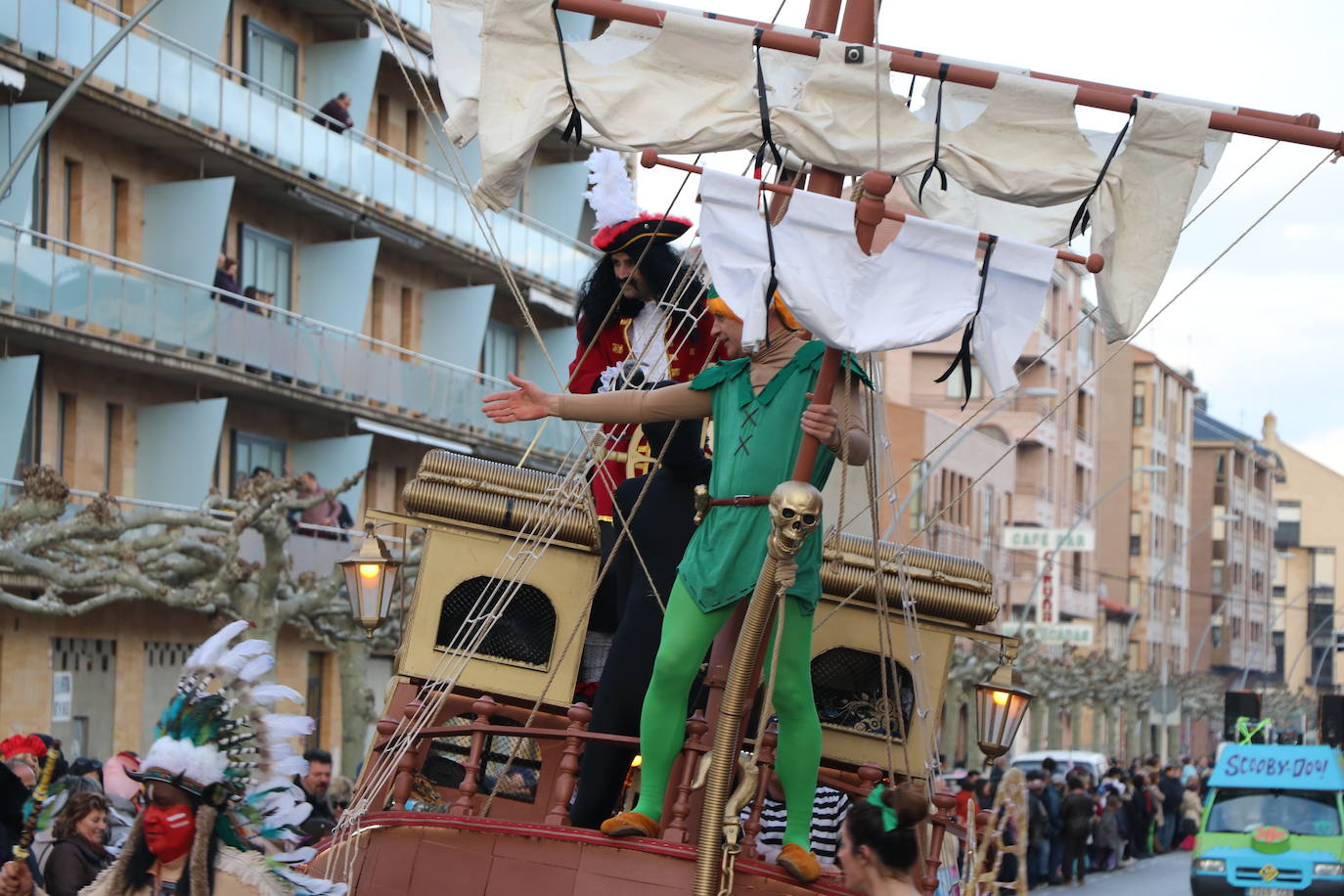 Miles de personas han salido a las calles en este segundo día de festejos para seguir la comitiva de la tradicional cabalgata, en un gran desfile que demuestra que sobran razones para lograr la Declaración de Interés Turístico Regional del Carnaval de Astorga.