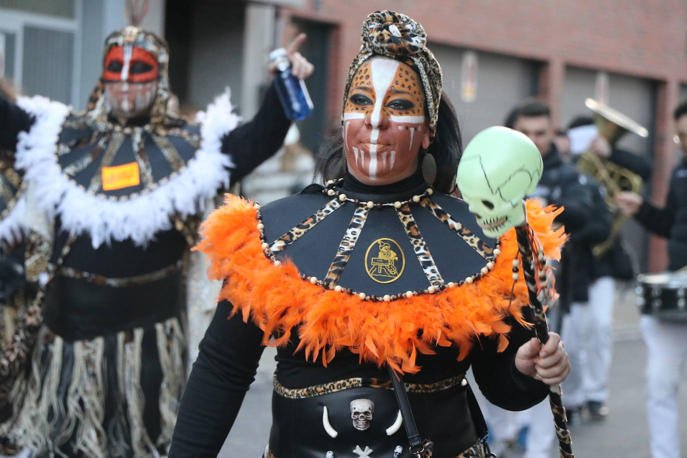 Miles de personas han salido a las calles en este segundo día de festejos para seguir la comitiva de la tradicional cabalgata, en un gran desfile que demuestra que sobran razones para lograr la Declaración de Interés Turístico Regional del Carnaval de Astorga.