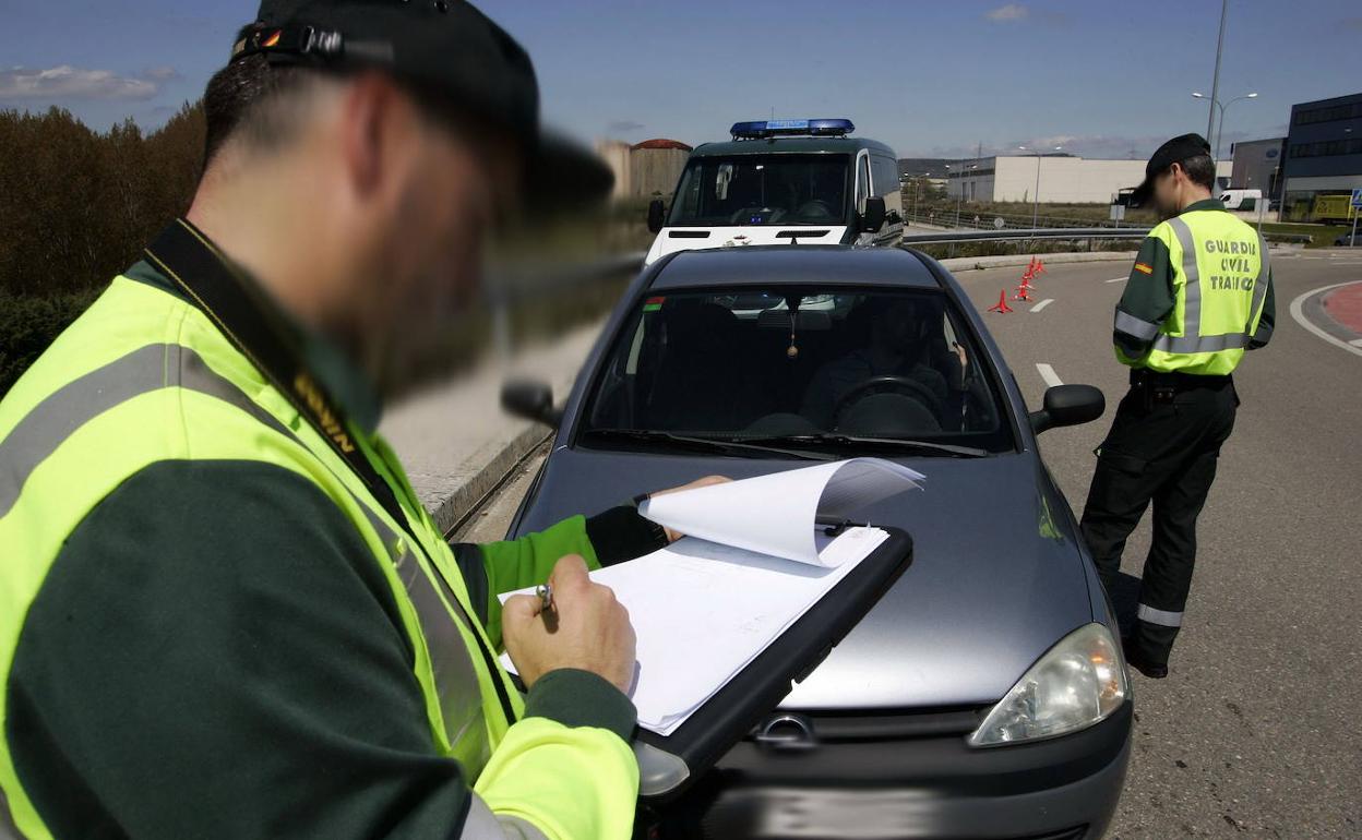 Agentes de la Guardia Civil ponen una multa por exceso de velocidad.