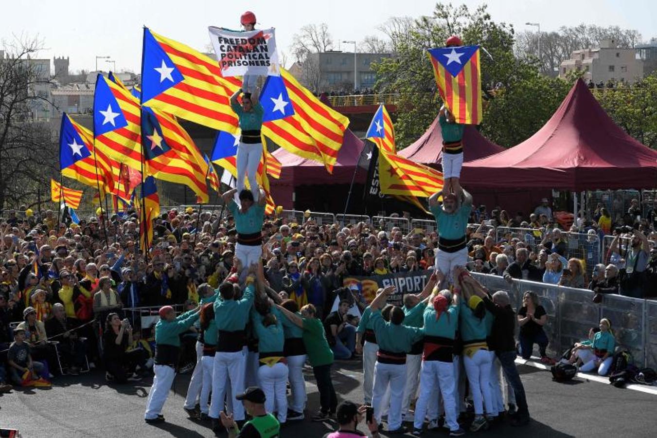 Mujeres y hombres realizan castells durante el acto de Puigdemont en Perpiñán. 