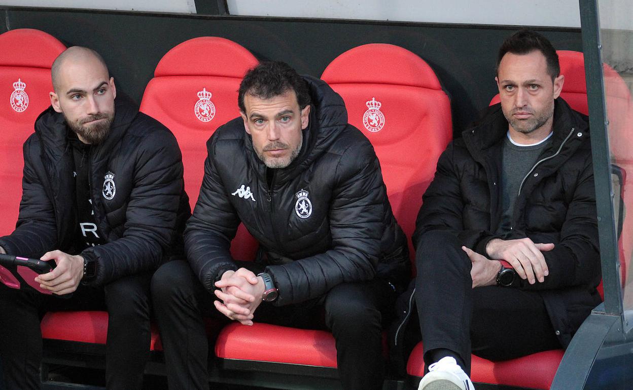 José Manuel Aira junto a su cuerpo técnico en el Reino.