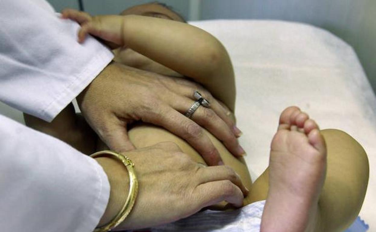 Consulta pediátrica en un hospital.