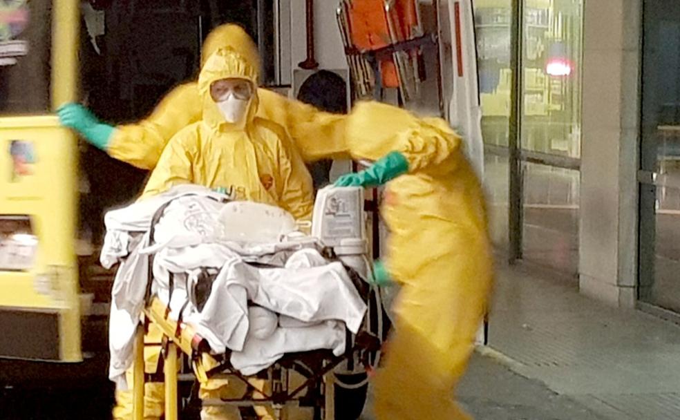 Un equipo especial traslada al paciente ya en las instalaciones del Hospital de León.