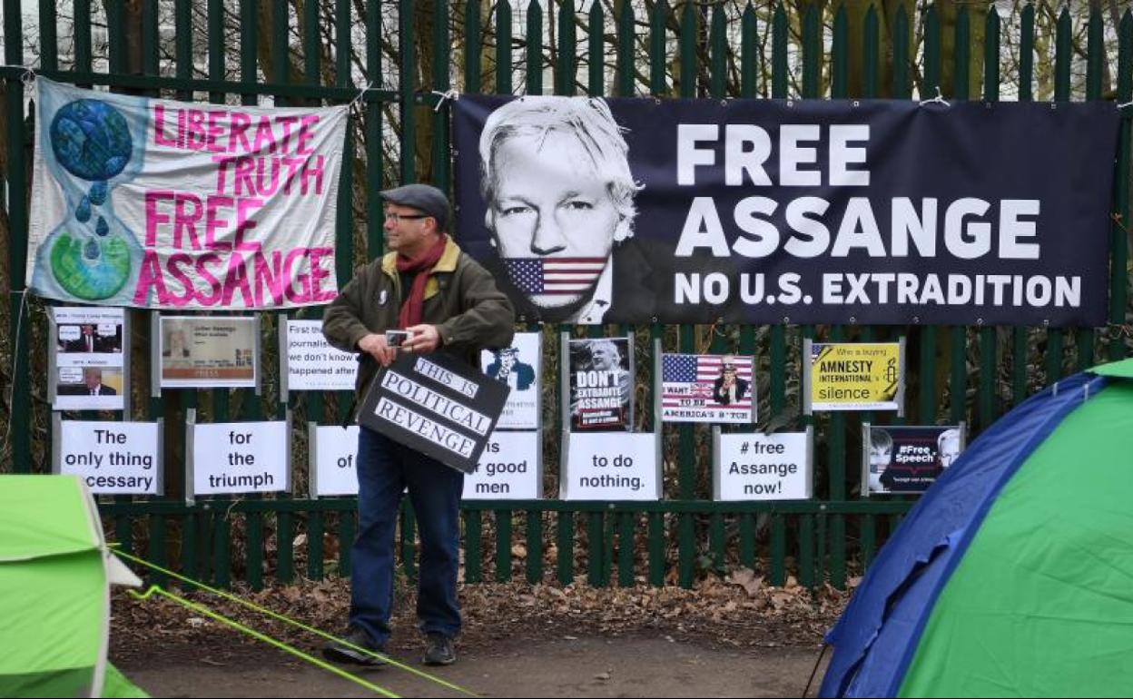 Partidarios de Julian Assange le muestran su apoyo cerca del recinto donde se celebra su juicio en Londres.