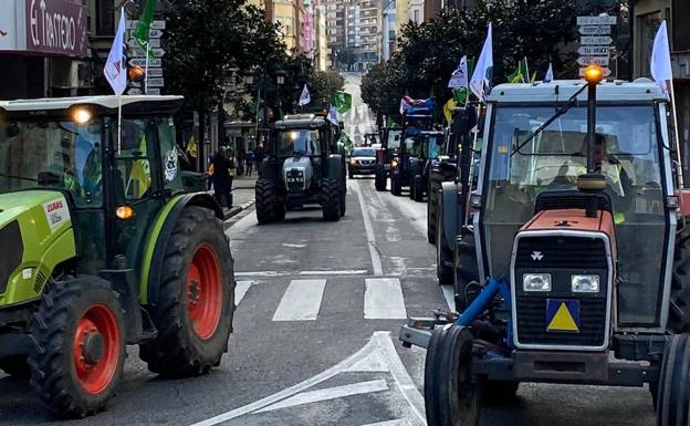 Galería. Cerca de 300 tractores recorrieron las calles de Ponferrada este lunes. 