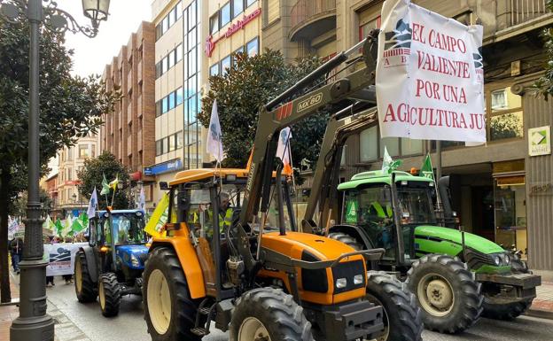 Protesta de los agricultores bercianos por las calles de Ponferrada. 