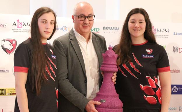 Galería. Las jugadoras del Rodríguez Cleba Sofia Ghilardi y Cristina Viñuela, junto al presidente del club, César Valle, recogen su 'dama'.