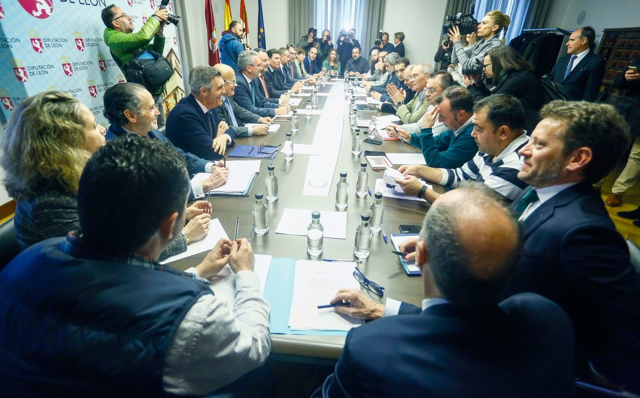 26 representantes políticos, sociales y empresariales se citan en la primera reunión de la 'Mesa por León' con la intención de encontrar un camino que permita a la provincia superar su actual estado económico.