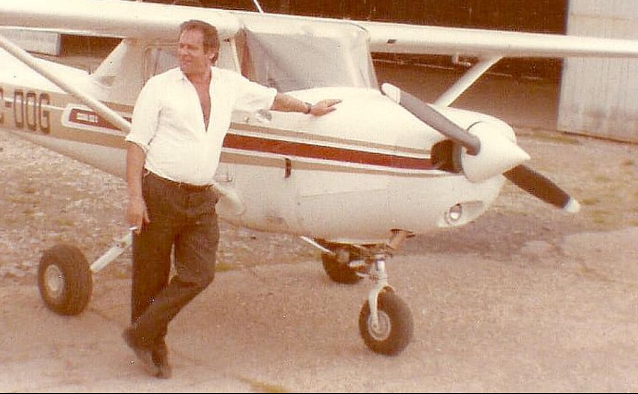 Benigno García, junto a una avioneta. Volar era una de sus pasiones.