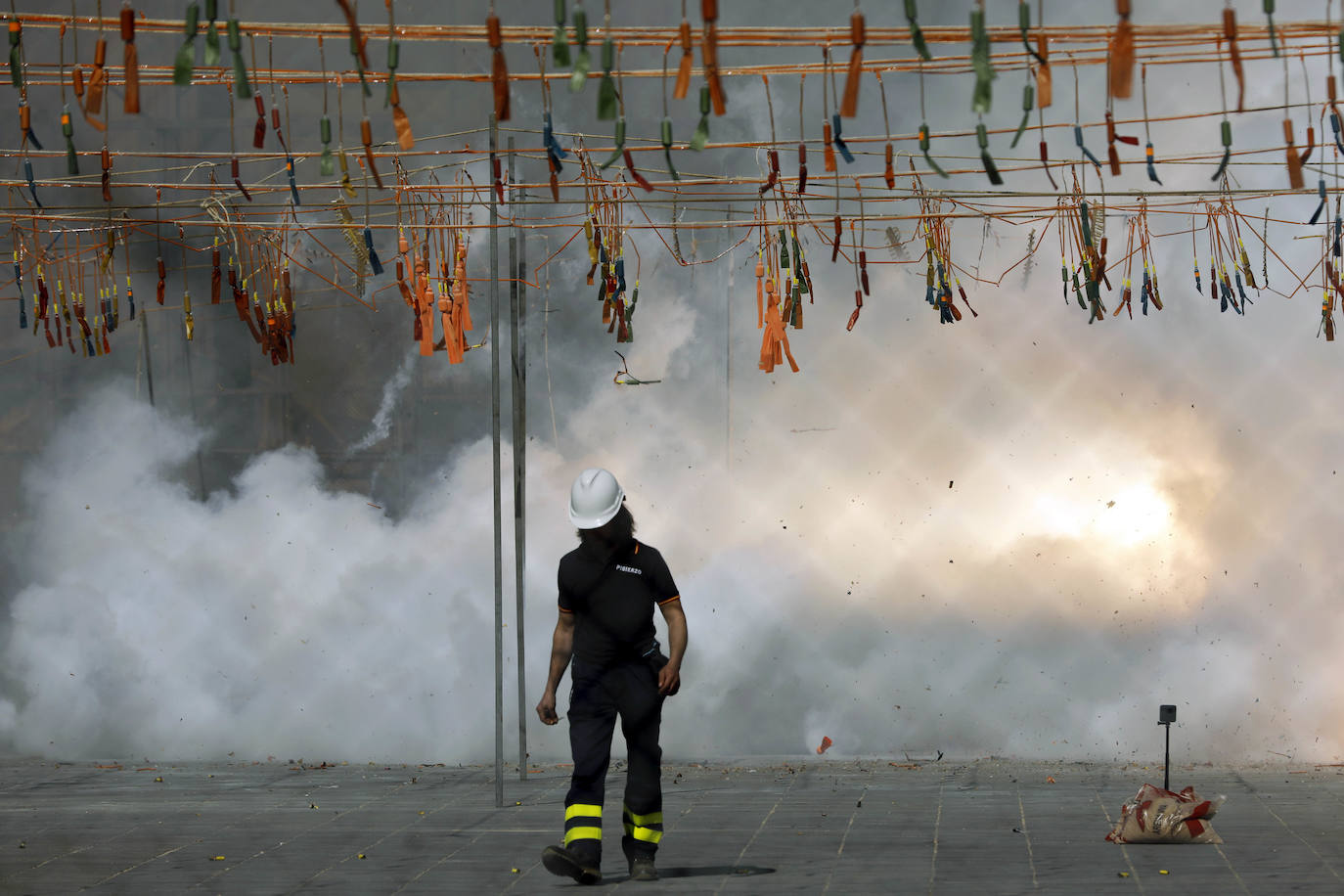 Imágenes del disparo de pirotecnia Pibierzo en las Fallas 2020.