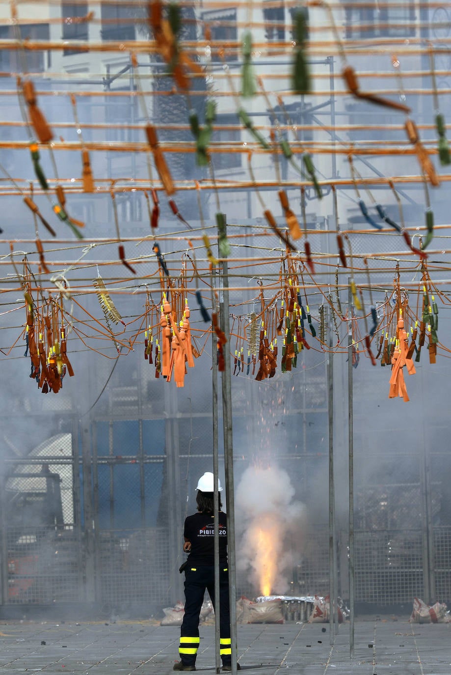 Imágenes del disparo de pirotecnia Pibierzo en las Fallas 2020.