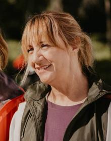 Imagen secundaria 2 - Arriba, Adriana Ozores, Nathalie Poza y Emma Suárez, en un fotograma de la película. Debajo, una fotografía durante el rodaje de las protagonistas, junto a la directora, y Blanca Portillo, en un fotograma de la película.