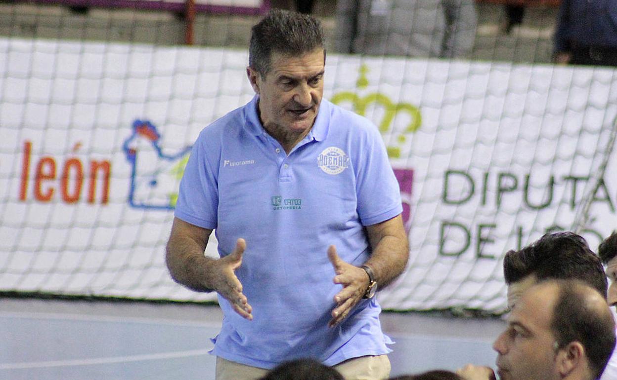Manolo Cadenas, durante un partido de la presente temporada.