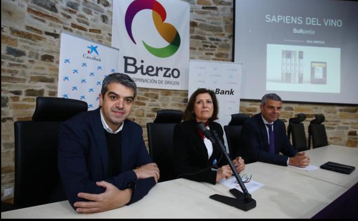 El sumiller del restaurante El Bulli, Ferran Centelles (I), junto a la presidenta del Consejo Regulador de los Vinos del Bierzo, Misericordia Bello, y el director territorial de CaixaBank en el noroeste, Marc Benhamou (D), durante el coloquio.