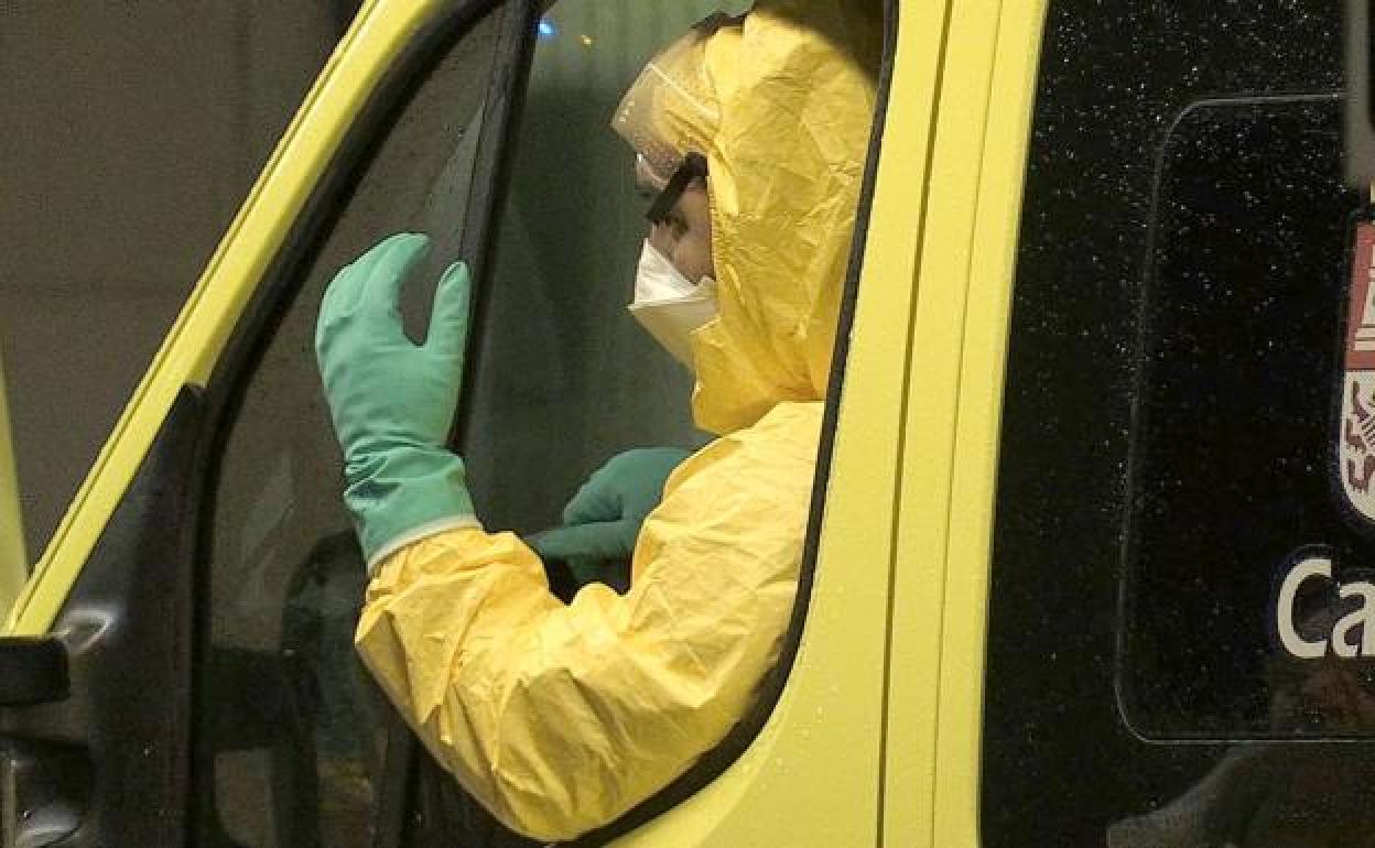 Un conductor de ambulancia protegido en un traslado de un paciente.