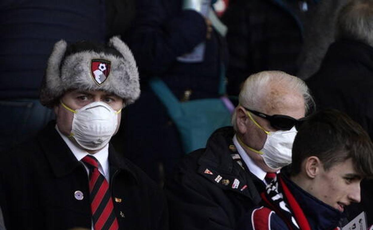 Aficionados del Bournemouth con mascarilla durante un encuentro ante el Chelsea.