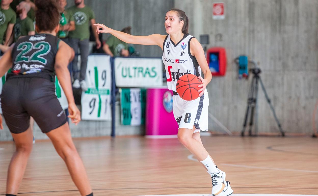 Ángela Salvadores, en un partido con el Virtus Bolonia.
