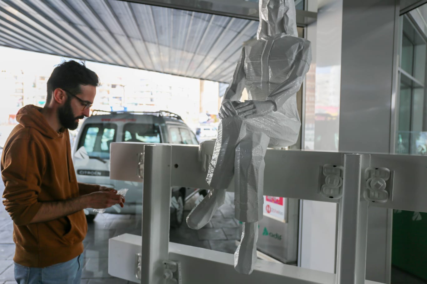 Escultura que homenajea a la ferroviaria leonesa Camino Rodríguez.