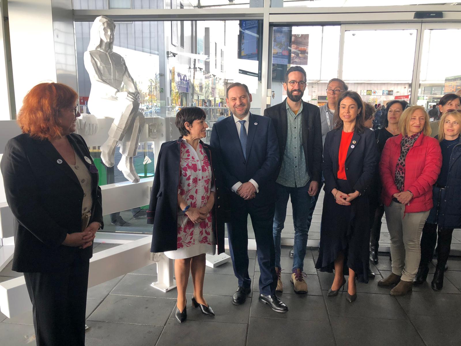 Escultura que homenajea a la ferroviaria leonesa Camino Rodríguez.