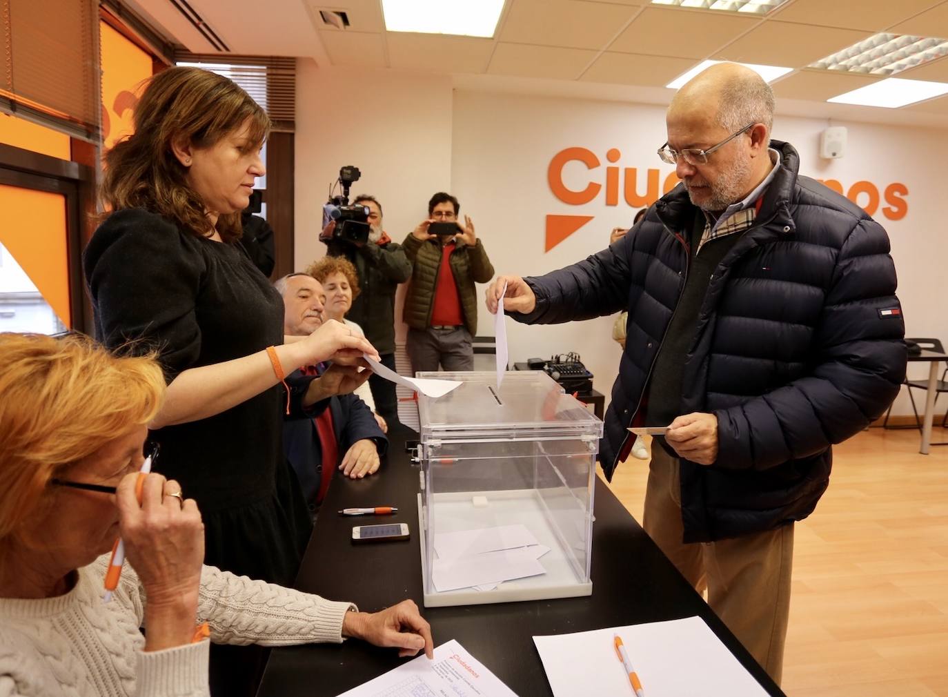 Fotos: Francisco Igea vota en las primarias de Cs para elegir al próximo presidente