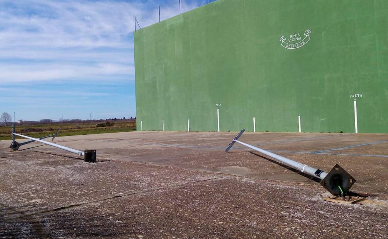Los vecinos de Reliegos denuncia el robo de la instalación eléctrica del polideportivo