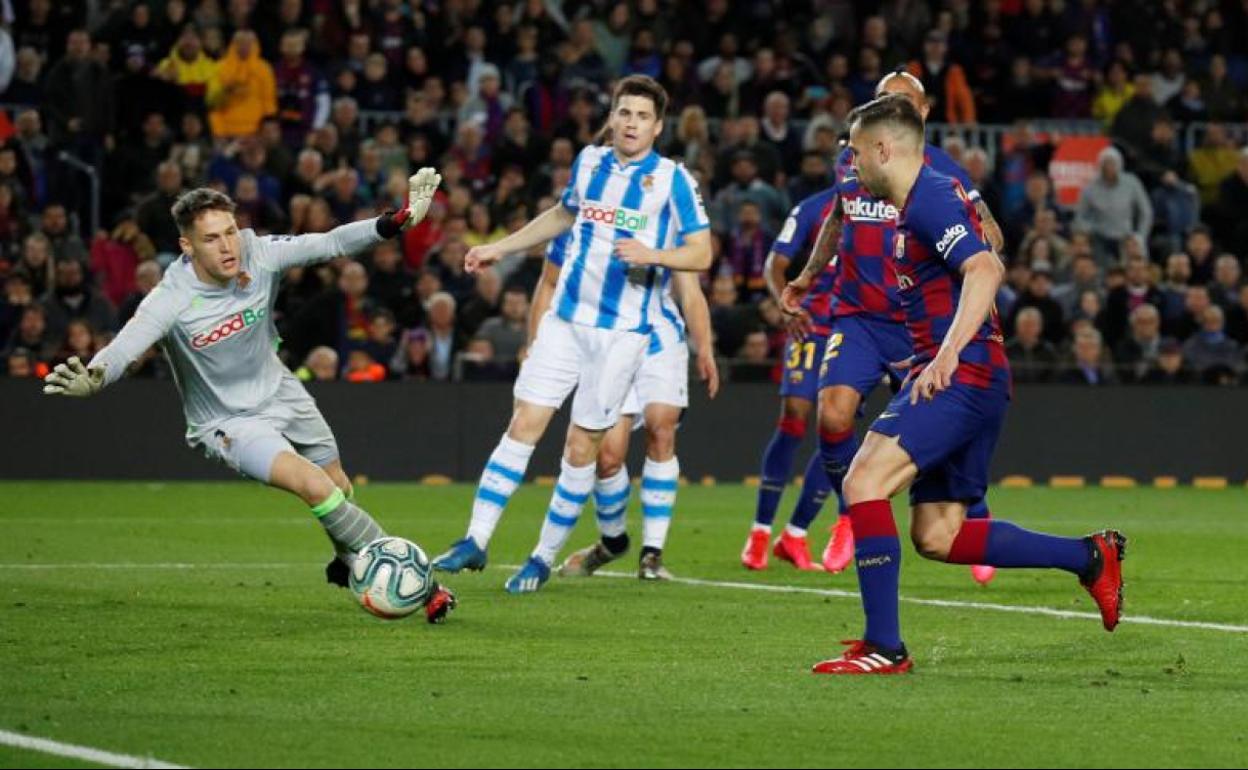 Jordi Alba anota el gol ante la Real que no subió al marcador por fuera de juego previo de Ansu Fati. 