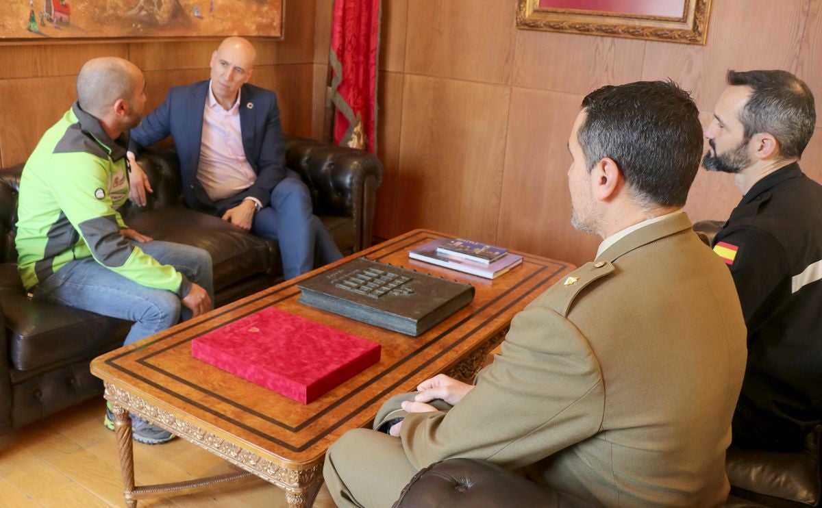 Fotos: El alcalde recibe al alpinista leonés Sergio Pérez