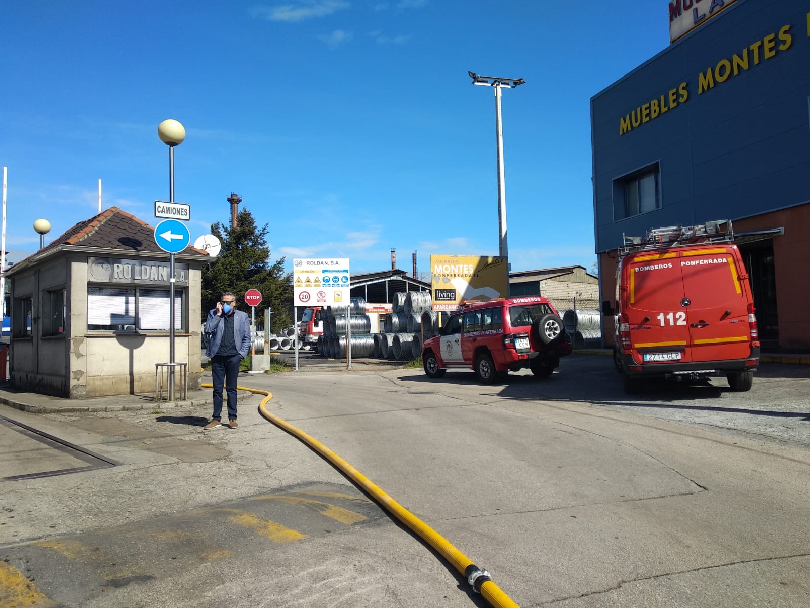 La mezcla de químicos en Roldán causa una gran 'nube amarilla' en El Bierzo y obliga a actuar a Emergencias.