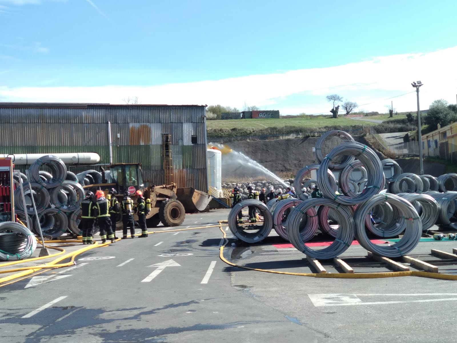 La mezcla de químicos en Roldán causa una gran 'nube amarilla' en El Bierzo y obliga a actuar a Emergencias.