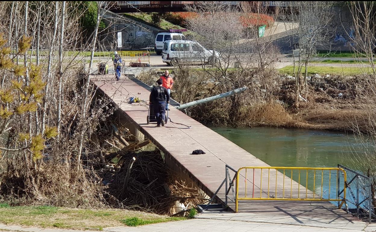 Trabajos de recuperación de una pasarela.