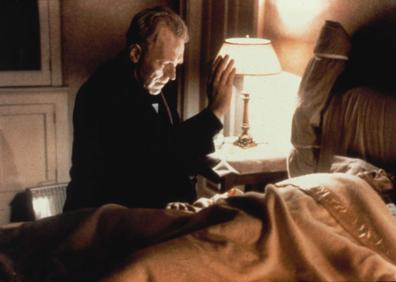 Imagen secundaria 1 - Max Von Sydow como el caballero medieval que juega al ajedrez con la Muerte en 'El séptimo sello', en el papel del Padre Lankaster Merrin en 'El exorcista' y recogiendo el Premio Donostia en 2006.