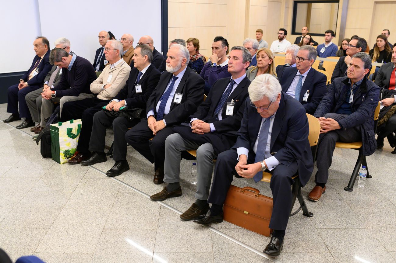 Los acusados Álvaro Pérez «El Bigotes», Francisco Correa y Pablo Crespo al comienzo del juicio por la supuesta contratación irregular de una empresa de Gürtel para actos celebrados por la visita del papa Benedicto XVI a Valencia en 2006 que se celebra en la Audiencia Nacional este lunes en San Fernando de Henares, Madrid. Entre los acusados figura el empresario leonés Martínez Parra. 