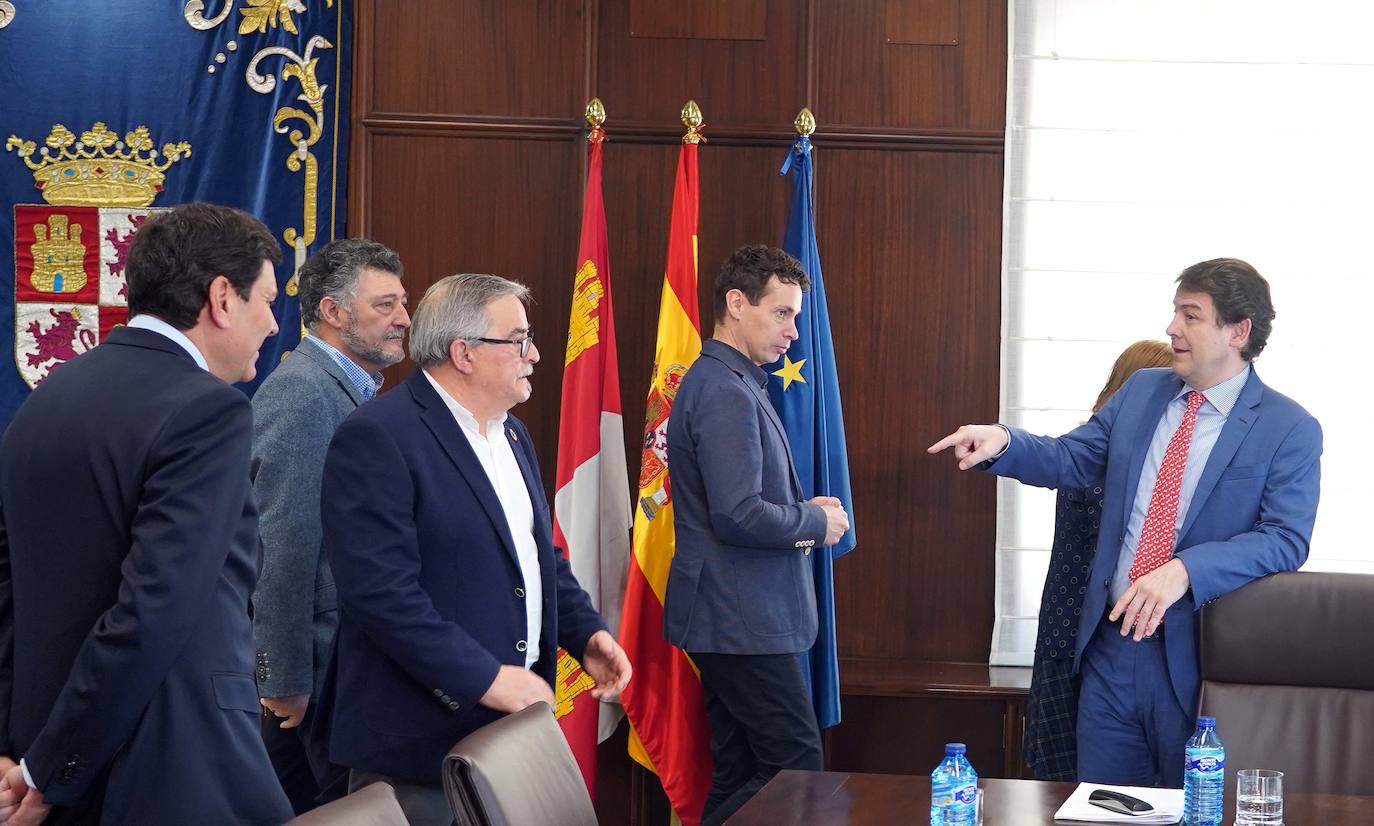 Fotos: El presidente de la Junta se reúne con representantes de la Asociación de Comarcas Mineras de España